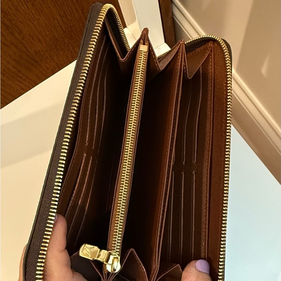 Designer Wallet - Picture 2 of 4